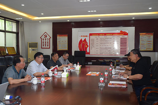 臨汾市市場(chǎng)監(jiān)督管理局局長(zhǎng)、非公企業(yè)黨委書(shū)記張東紅<br>在科海集團(tuán)調(diào)研非公黨建工作