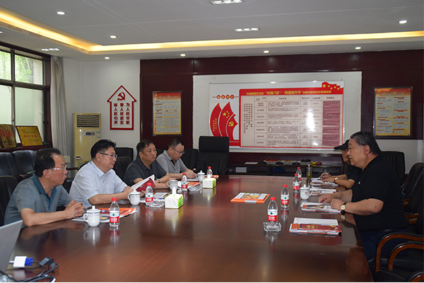 臨汾市市場監(jiān)督管理局局長、非公企業(yè)黨委書記張東紅<br>在科海集團調(diào)研非公黨建工作